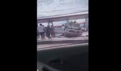 Minibus Berpenumpang 5 Orang Terbalik usai Tabrak Pembatas Jalan, 2 Luka Ringan