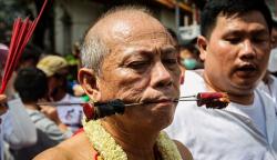 Wajah Tatung Ditusuk Besi Meriahkan Cap Go Meh di Glodok Jakarta