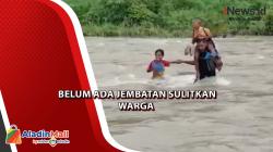  Perjuangan Siswa SD di Sikka ke Sekolah, Seberangi Sungai Deras