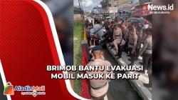 Viral, Aksi Anggota Brimob Bantu Evakuasi Mobil Cewek Cantik Terperosok ke Parit