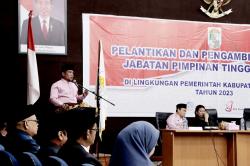 Bupati Zukri Lantik 6 Pejabat Eselon II di Lingkungan Pemkab Pelalawan<