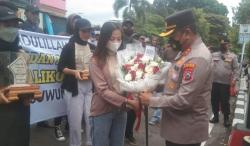 Kapolda Jatim Dapat Kado Patung Dewi Keadilan gegera Samanhudi, Ini Sebabnya