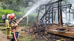Rumah Ketua RT di Cibiuk Garut Terbakar, Penghuni Khawatir Api Merembet ke Tetangga <