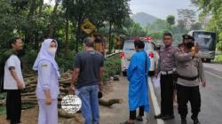 Mayat Pria Tergeletak di Pinggir Jalan Raya Limbangan Garut, Warga Geger<