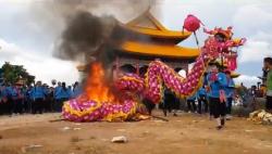 Replika 9 Naga Dibakar Tutup Perayaan Cap Go Meh di Singkawang