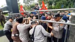 Tak Puas Penanganan Kasus Korupsi, Mahasiswa Geruduk Kejari Garut<