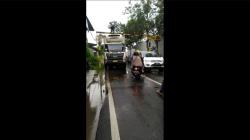 Viral Truk Tronton Paksa Masuk Jalan Sempit Berportal di Jember, Warga Geram<