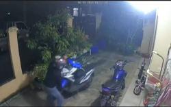  Aksi Curanmor di Palembang Terekam CCTV, 2 Pelaku Bawa Gunting Besi<