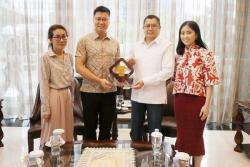 Pertemuan MNC University dan British Council Berjalan Lancar, Hary Tanoesoedibjo Berikan Tanda Mata