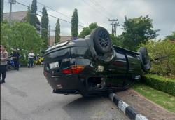 Mobil Pajero Dokter Forensik RS Bhayangkara Terbalik di Dekat Kuburan