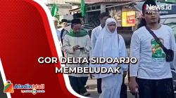 Puluhan Warga Nahdiyin Nonton Harlah NU di GOR Delta Sidoarjo dari Televisi di Balai Desa