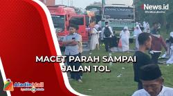 Aksi Peserta 1 Abad NU Terjebak Macet, Bentangkan Bendera saat Jokowi Melintas di Tol Surabaya - Gempol