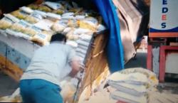 Truk Muatan Beras OP Murah Terperosok di Pasar Manis Purwokerto, Warga Berlarian