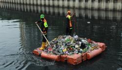 Gunakan Rakit, Petugas Kebersihkan Angkut Sampah Kali Sunter Setiap Hari