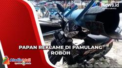 Dua Motor Rusak Tertimpa Papan Reklame Roboh di Pamulang