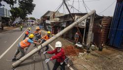Angin Kencang di Depok, 2 Tiang Listrik Roboh Jalanan Tidak Bisa Dilalui