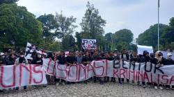 Ratusan Mahasiswa FKOR Kembali Demo MWA UNS, Tuntut Cabut Somasi Secara Kesatria