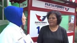 Pedagang Bakso Ikan di Bandung Semringah Terima Bantuan Gerobak dari Perindo<