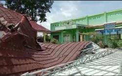 Puting Beliung Rusak Sekolah dan Kantor Desa di Semendo Muara Enim <