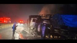 Kecelakaan Hari Ini di Jalan Tol Solo-Semarang Truk Muatan Biji Plastik Terbakar 