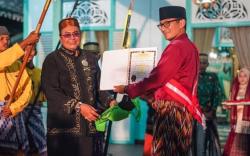 Fokus Pulihkan Parekraf, Sandi Dianugerahi Gelar Pangeran dari Kerajaan Mempawah