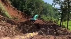 Jalan Desa Rusak, Warganet Majalengka Ramai-ramai Soroti Galian Tanah<