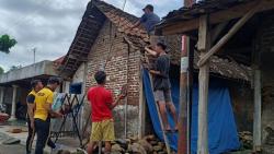 Diterjang Puting Beliung, Puluhan Rumah di Madiun Porak-poranda