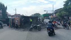Kecelakaan di Pasuruan, Truk Pasir Tabrak Median Jalan dan Terguling 
