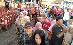 Ratusan Ibu-Ibu di Dukupuntang Cirebon Serbu Operasi Pasar Beras Murah<
