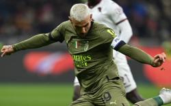 Bintang AC Milan Theo Hernandez Tampil Unik, Pasang Muka Senyum di Rambut