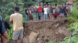 Diterjang Longsor, Jalur Trans Utara Pulau Flores di Ende Terputus