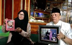 Orang Tua Korban Gempa Turki Saksikan Penguburan Jenazah dari Rekaman Video