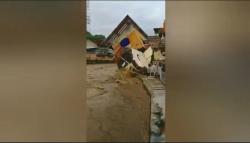 Ngeri, Detik-Detik Rumah di Banyuwangi Ambruk Tergerus Luapan Sungai