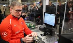 Pelatih Timnas Sepak Bola Turki Rela Jadi Kasir Supermarket Cari Dana untuk Korban Gempa