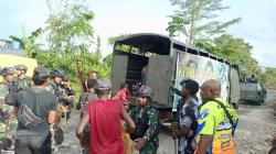 Teror KKB Meresahkan, 33 Warga Paro Nduga Dievakuasi dengan Melintasi Hutan<