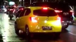 Pengemudi Fortuner Rusak Mobil Brio di Jaksel, Keduanya Sempat Saling Klakson