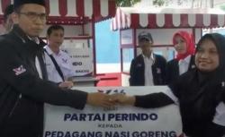 Pedagang Nasi Goreng di Karawang Senang Dapat Gerobak Perindo