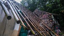 Rumah Ambruk Diterjang Hujan Deras-Angin Kencang di Lebak