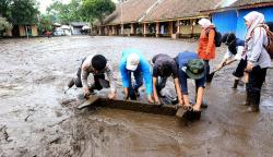 Banjir Bandang Terjang Bondowoso, Sekolah Terendam Lumpur Tebal