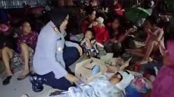 Korban Banjir di Pamanukan Subang yang Ngungsi ke Kolong Flyover Dapat Bantuan dari Polisi<