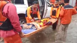 Basarnas Evakuasi Lansia yang Terjebak Banjir di Makassar<