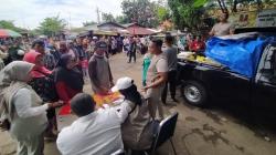 Harga Beras Mahal, Operasi Pasar Bulog di Indramayu Diserbu Warga<