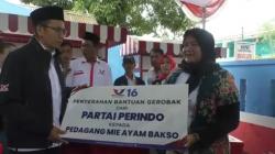Peduli UMKM di Karawang, Partai Perindo Bagikan Gerobak Gratis<