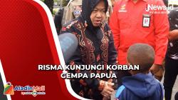 Kunjungi Korban Gempa Papua, Mensos Risma Serahkan Santunan Rp15 Juta dan Paket Sembako