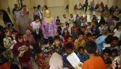 Melihat Kondisi Pengungsi Korban Banjir Makassar