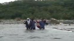Miris, demi Bersekolah Siswa di Garut Harus Tantang Maut Seberangi Sungai Cirompang<