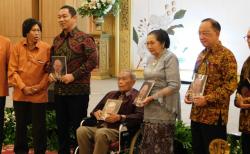  100 Tahun Prof Sudarto, Luncurkan Buku dan Yayasan untuk Mengembangkan Penelitian