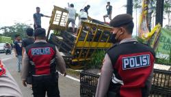  Hantam Pembatas Jalan di JLS Salatiga, Truk Muatan Ratusan Ayam Terperosok ke Parit