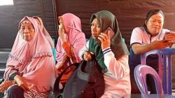 Keluarga Penumpang Express Pricillia Mati Mesin Menunggu di Pelabuhan<