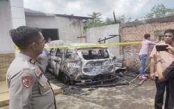 Mobil Meledak dan Terbakar di Garasi Rumah saat Pemiliknya Tidur Nyenyak